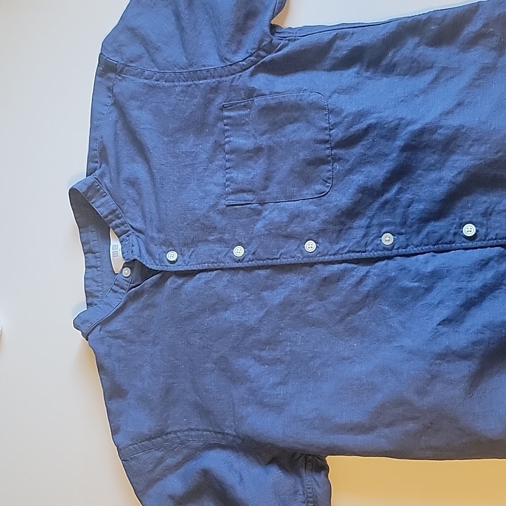Uniqlo young men's button down shirt